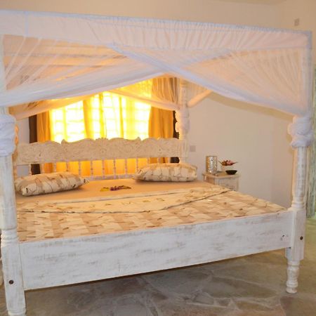 Kimya House, Watamu Bed & Breakfast ภายนอก รูปภาพ
