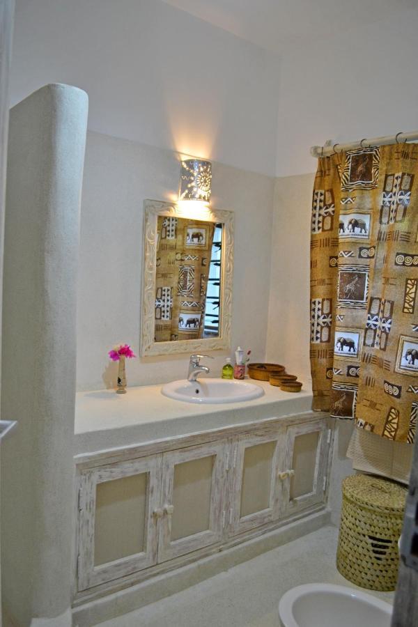Kimya House, Watamu Bed & Breakfast ภายนอก รูปภาพ
